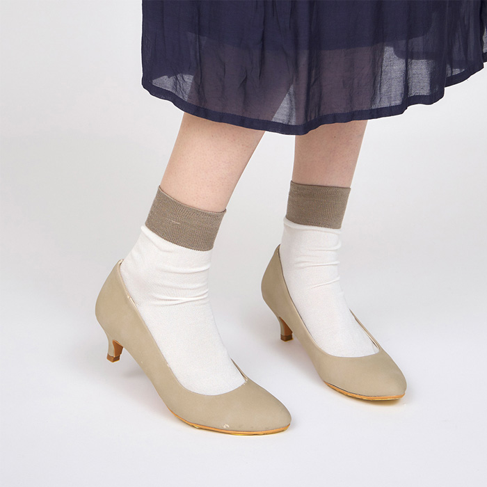 パンプスとシルクの靴下を履いた女性の足元