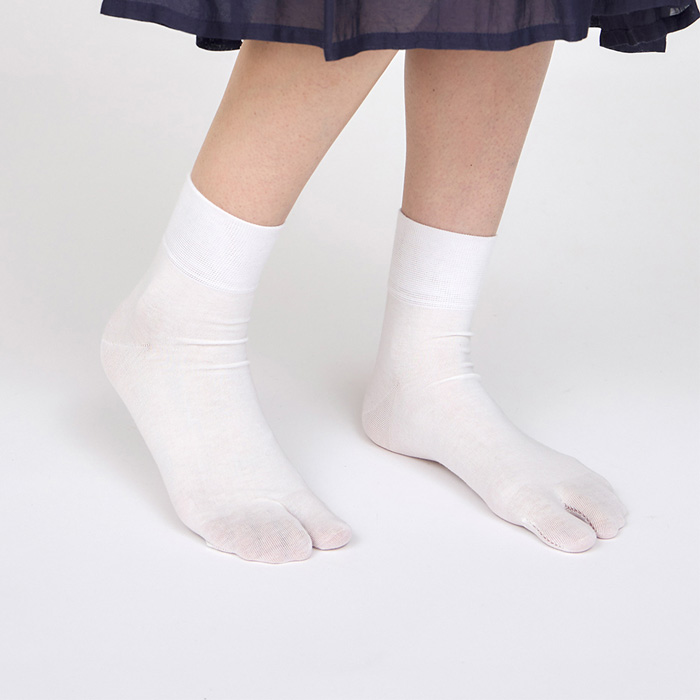 足袋靴下を履いた女性の足元
