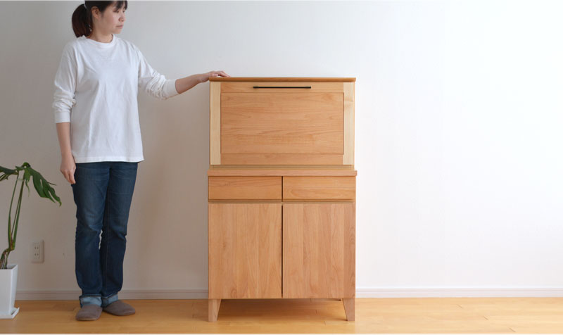 ライティングデスクと女性