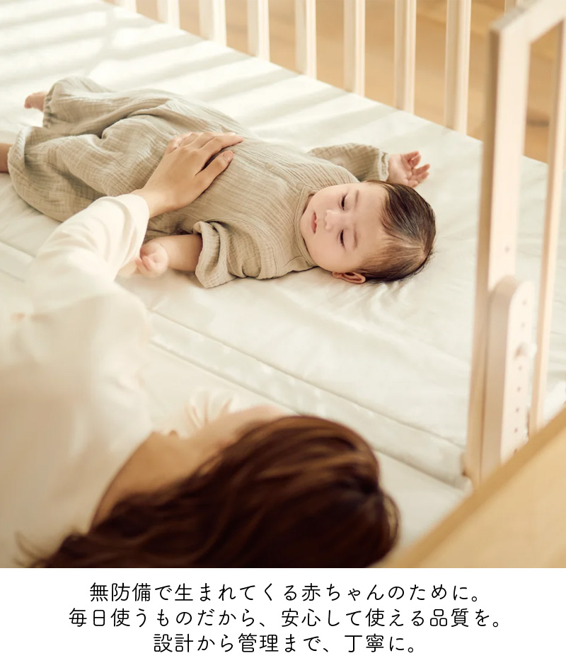 赤ちゃんに添い寝するママ