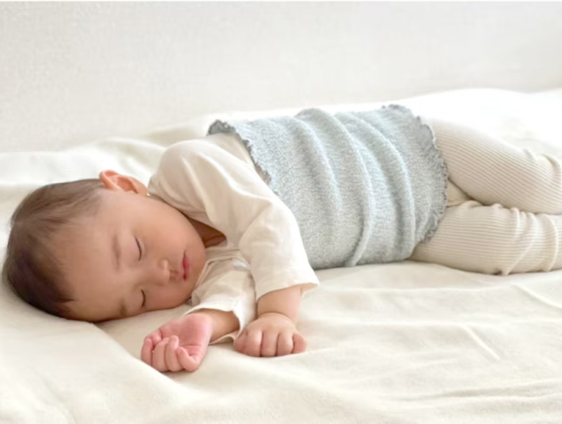 腹巻を着用して眠る赤ちゃん