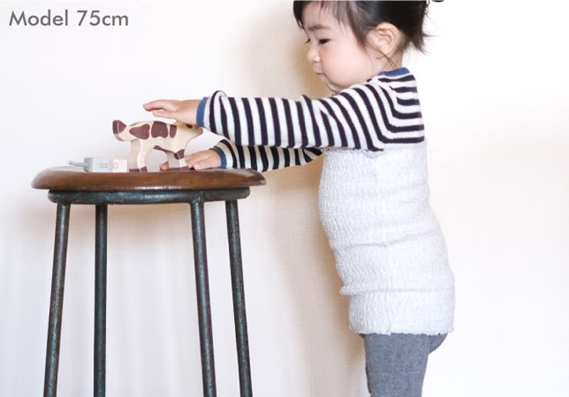 腹巻を着用した女の子